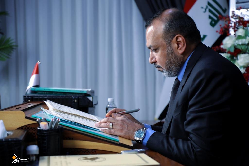 وزير العمل يعلن بدء صرف المنحة الجامعية