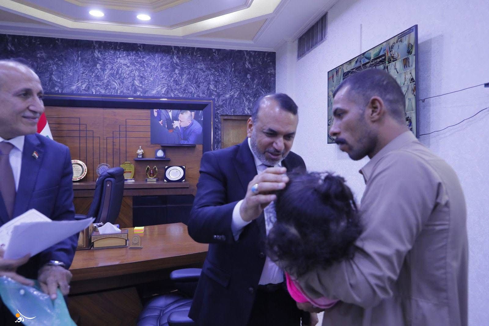 وزير العمل يستجيب لطلب مواطن لشمول طفلته المصابة بالشلل الولادي براتب المعين المتفرغ